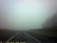 Nagła niespodzianka na drodze we mgle