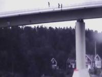 HallstaKlooters- Adolf hoppar fr&aring;n trästabron (20 meter)