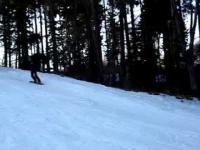 Nieudany skok na snowboardzie