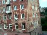 Budynek w Rosji wali się na oczach mieszkańców