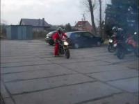 Szalony św.Mikołaj na motocyklu