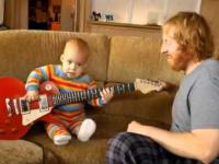 Zdolny dzieciak gra na gitarze.