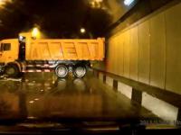 Ciężarówka driftuje w tunelu