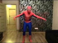 Człowiek pająk tańczy do Discopolo