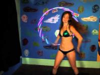 Utalentowana dziewczyna ze świecącym hula hoop
