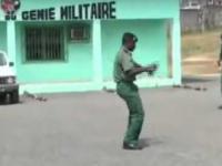 To video ma zachecac do wstapienia do armii Gabonu