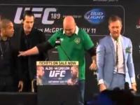 Conor McGregor kradnie pas Jose Aldo podczas konferencji w Dublinie