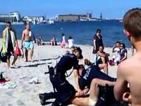 Idiota na plazy vs Policja - Tak się bawi Gdynia