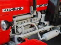 Działający i jeżdżący traktor zbudowany z LEGO