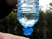 Magiczna butelka z niewylewającą się wodą.