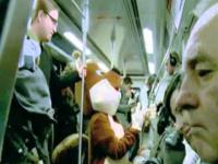 Szalona wiewiórka rozdaje pieniądze w metrze.