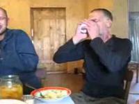 Rosyjski robotnik pije spirytus na delirce