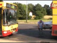 Autobus tonie w asfalcie