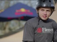 12 letni skateboarder na rampie 