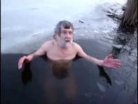 Dziadek Mróz kąpie się w zamarzniętym jeziorze