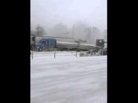Karambol 150 samochodów na zaśnieżonej drodze