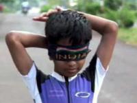 Hinduski chłopiec przejeżdża pod samochodami na rolkach 