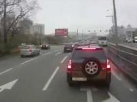 Rosyjski kierowca autobusu miejskiego taranuje samochody, zajeżdżające mu droge