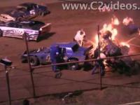 Kierowca wyścigowy ratuje kolegę z płonącego samochodu