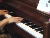 Muzyka z bitwy pokemonów zagrana na pianinie