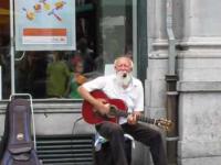 Dziadek grający bluesa na ulicach Brukseli