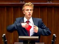Młody pokazuje czerwoną kartkę posłom w Sejmie!