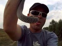 Która pocałuje mnie i mojego węża?