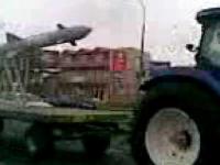 Traktor z rakietą w Warszawie
