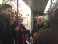 napruta Kim Wilde daje mini koncert w metrze