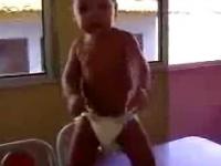 mały chłopiec tańczy sambę