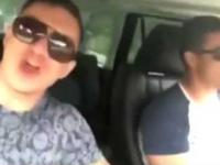 Dwóch idotów śpiewa w samochodzie