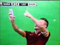 Nietypowa cieszynka Francesco Tottiego ! Zrobił sobie selfie po golu !