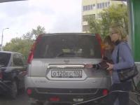 Kobieta tankuje nie swój samochód