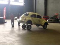 Skaczący Volkswagen Garbus