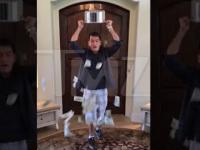 Charlie Sheen i pierwszy sensowny Ice Bucket Challenge