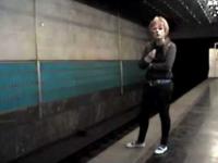 14 lat-letnia dziewczyna skoczyła pod pociąg