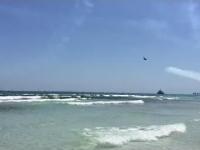 Samolot robi zawieruchę na plaży