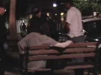 Policjant rzuca pijanego bezdomnego na beton powodując pęknięcie czaszki. 18+