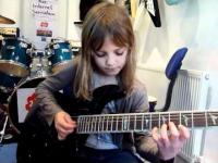 Ośmiolatka wymiata na gitarze
