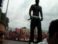 Akon zrzuca swojego fana ze sceny