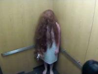 Niezwykle straszny kawał w windzie z dziewczynką - PARODIA