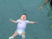 Naturalne odruchy dziecka wrzuconego do wody. Wygląda strasznie, ale działa.