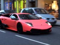 Lamborghini w różowym macie pomiędzy... no własnie.