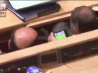 parlament w kamerze playing Soccer na swoim iPhone