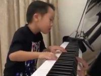 4-letni chiński chłopczyk i jego umiejętności.