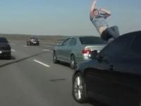 Dwoch gosci potraconych na autostradzie w Rosji