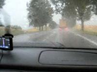 Deszcz na drodze bywa niebezpieczny