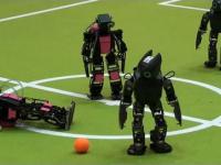 Roboty grają w piłkę nożną. Prawie