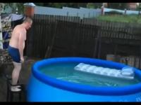 Grubasek skacze do basenu