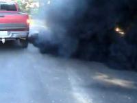 samochód kopci czarnym dymem 